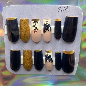 Press on nails Gold and Black Press-On Nails with Floral Design Small
